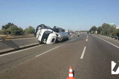 Imatge del camió bolcat.