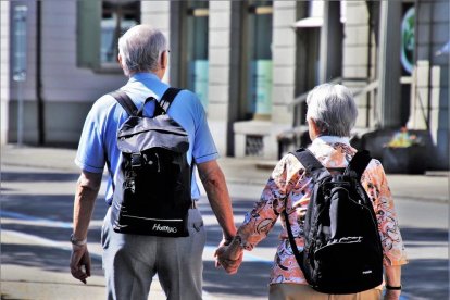 Imatge d'arxiu de dues persones grans caminant, un dels col·lectius que es veuen afectats.