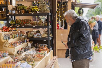 Molta gent es parava a contemplar els productes tradicionals, però pocs s'atrevien a comprar-los.