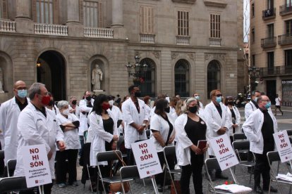 Imatge d'arxiu de metges de peu a la concentració organitzada per Metges de Catalunya a la Plaça de Sant Jaume.