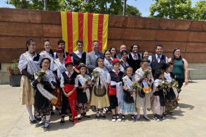 Imatge de les pubilles, hereus, damisel·les i fadrí de Cambrils en una gran festa al Parc del Pescador.