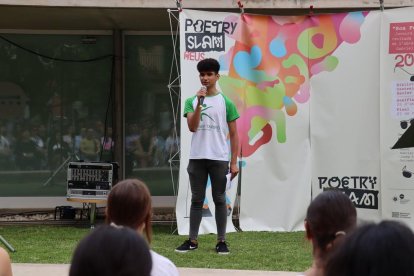 Imatge de l'Ismail Moussati, guanyador a Reus del concurs de poesia recitada Poetry Slam «Som Ferrater».