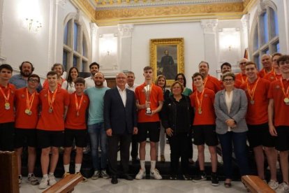 El Ayuntamiento de Reus recibe en el equipo juvenil de hockey patines del Reus Deportiu