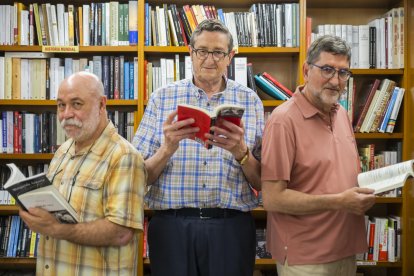 D'esquerra a dreta, Pitu Rovira, Ricard i Pau Espinosa a la llibreria La Capona.