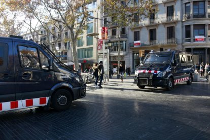 Dues furgonetes dels Mossos d'Esquadra al capdamunt de la Rambla.