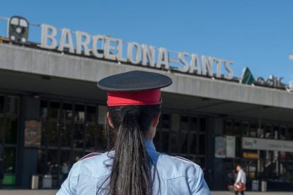 Una agent dels Mossos davant de l'estació de Barcelona-Sants.