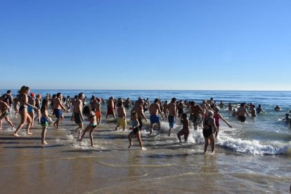 Centenars de torrencs han gaudit del primer bany del 2019.