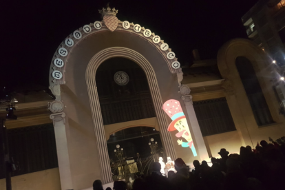 Imagen de la plaza Corsini, llena hasta los topes, durante las campanadas del carillón.