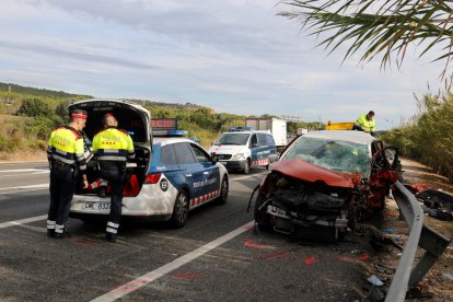 Plano general del coche de la víctima mortal del accidente en la N-340 en Tarragona.