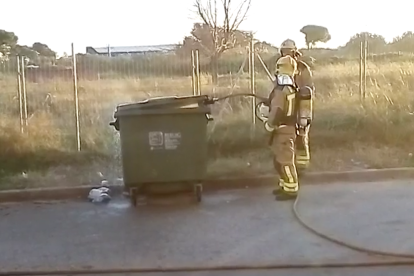 Moment de l'extinció de l'incendi d'un contenidor.