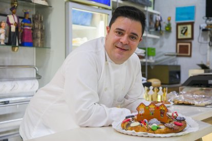 El pastelero Ramon de la Fuente muestra esta última creación, muy colorida.