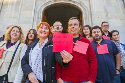 Els treballadors acomiadats del MHT protesten el 24 d'octubre davant de l'Ajuntament.