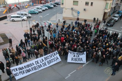 Les persones concentrades davant del Consell Comarcal de la Ribera d'Ebre amb motiu del consell d'alcaldes monogràfic sobre l'abocador de Riba-roja