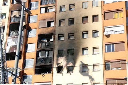 Imatge dels habitatges afectats per l'incendi en un bloc de l'Avinguda Marquès de Mont-roig de Badalona.