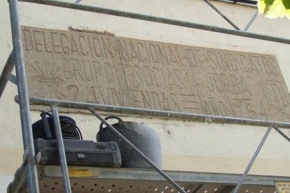 El Vendrell retira la simbologia franquista del municipi