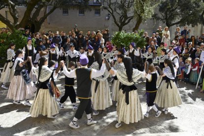 Nens i nenes a la trobada d'Osca de danses tradicionals.