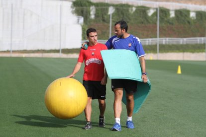 El roig-i-negre David Haro, amb el fisio Joan Álvarez, en una de les sessions d'entrenament al Complex Esportiu Futbol Salou.