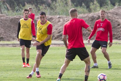 Ramon Folch realitza una passada durant un entrenament amb el CF Reus.