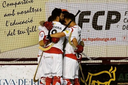 Els jugadors del Reus Deportiu, celebrant un gol.