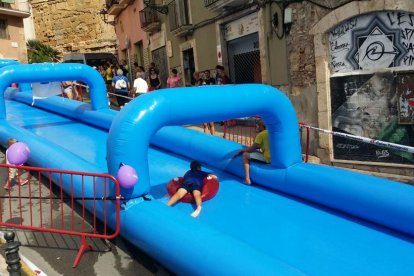 Un tobogan d'aigua de la Jove per lliscar per la Baixada de la Peixateria