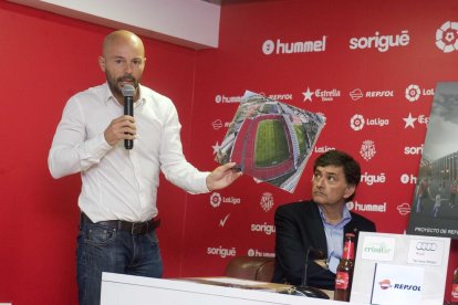 L'arquitecte, mostrant el projecte, amb el president del Nàstic, Josep Maria Andreu.