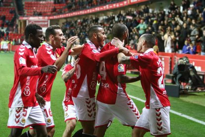 Els jugadors del Nàstic celebren el gol