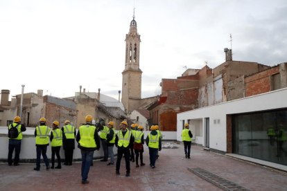 Imatge de la terrassa del Museu Casteller, amb el campanar de l'església de Sant Joan de Valls al fons.