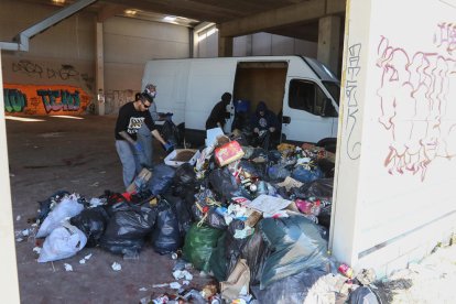 Diverses persones netejant diumenge l'interior de la nau.