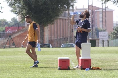 Ferran Giner, a la izquierda de la imagen, durante un entrenamiento con el Nàstic.