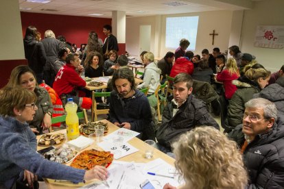 Voluntarios reunidos en el comedor social de Càritas.