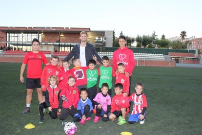 Els joves futbolistes amb Leo Baptistao.