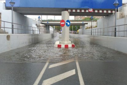 El pont del Serrallo s'ha inundat.