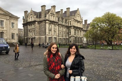 Misericòrdia Prados, a l'esquerra, amb una amiga al Trinity College.