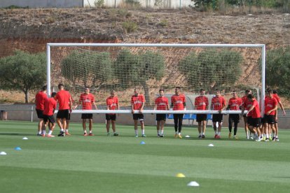 La plantilla del CF Reus, durante uno de los entrenamientos en el complejo Deportivo Fútbol Salou.