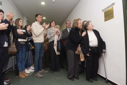 A la dreta, la filla de Bertran, després d'haver destapat la placa commemorativa.