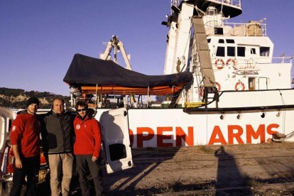 Les mantes es van entregar al Port de Barcelona, on es troba actualment atracat el vaixell de Proactiva Open Arms.