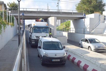 La grua que recull els contenidors ha quedat encallada en el pont.