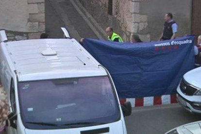 Los hechos han tenido lugar en el Carrer Major de Canyelles (Garraf), donde hacía poco que vivía la víctima.