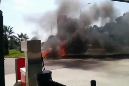 Incendi d'un vehicle a la zona de la benzinera del Catllar