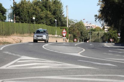 La carretera de Reus a Cambrils en el tram on s'ha de construir la nova vorera.