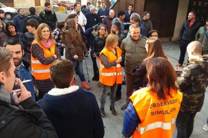 Les persones evacuades durant el simulacre a l'exterior del Palau.