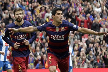 Luis Suárez i Gerard Piqué, celebrant un gol del Barça