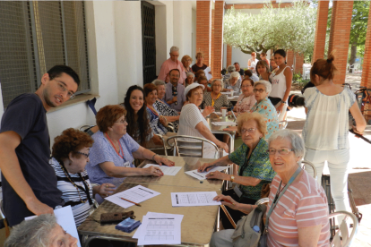 Imatge d'arxiu d'una activitat realitzada per Amics de la Gent Gran.