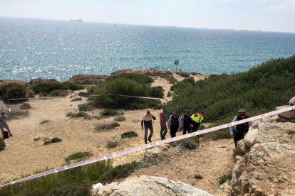 Encuentran un proyectil de la Guerra Civil en la zona de los Morrots de Cala Romana