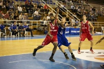 Ferran Torres, entrant a cistella en un partit amb els blaus.