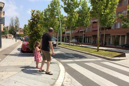 El ciudadano que denunció hace dos meses la situación del paso de peatones, cruzándolo ayer por la mañana.