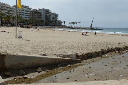 Salou instala un pequeño rompeolas en la playa de Levante