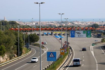 Imatge del peatge troncal de la C-32 a Cubelles, amb el municipi al fons.