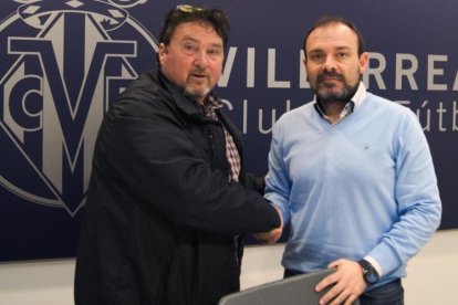 El presidente del CD La Floresta, Pablo Pedro González, y José Javier Jiménez, responsable de Administración y Competición del Villarreal CF