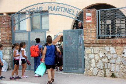 Els pocs alumnes que han anar a l'escola el segon dia de curs al Pinell de Brau fent cua per entrar. Imatge del 13 de setembre de 2016 (horitzontal)